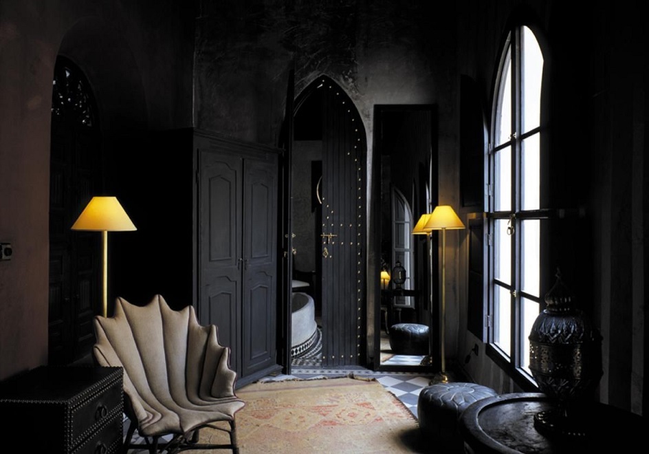 Готика. Интерьер в готическом стиле, комната с креслом и шкафом