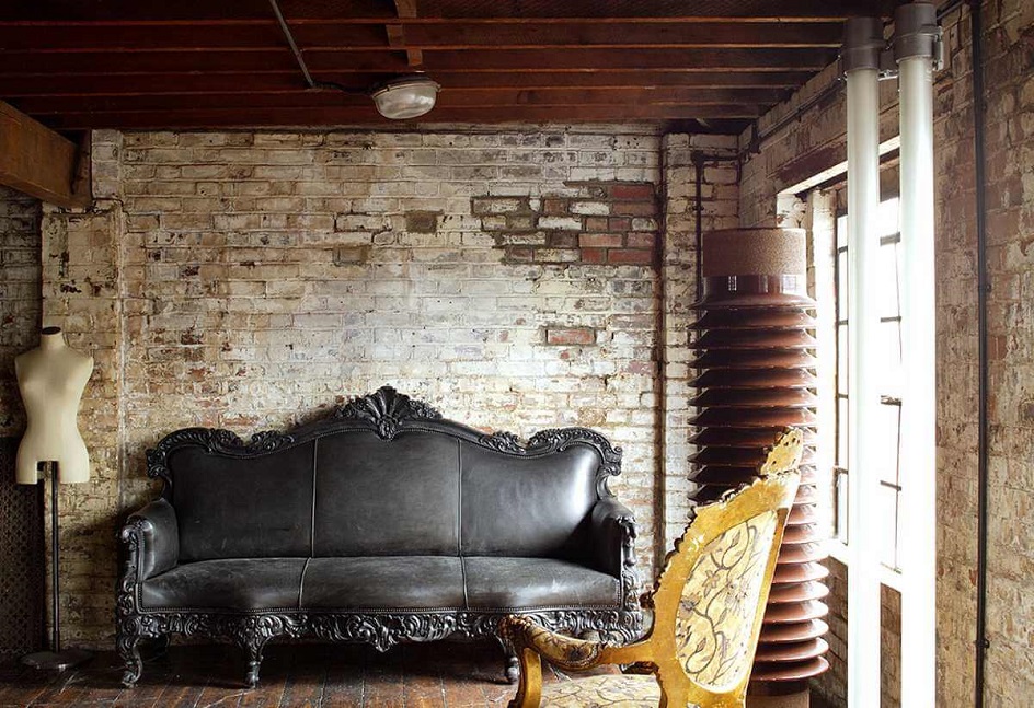 Гранж. Интерьер в стиле гранж, гостиная с креслом и кожаным диваном