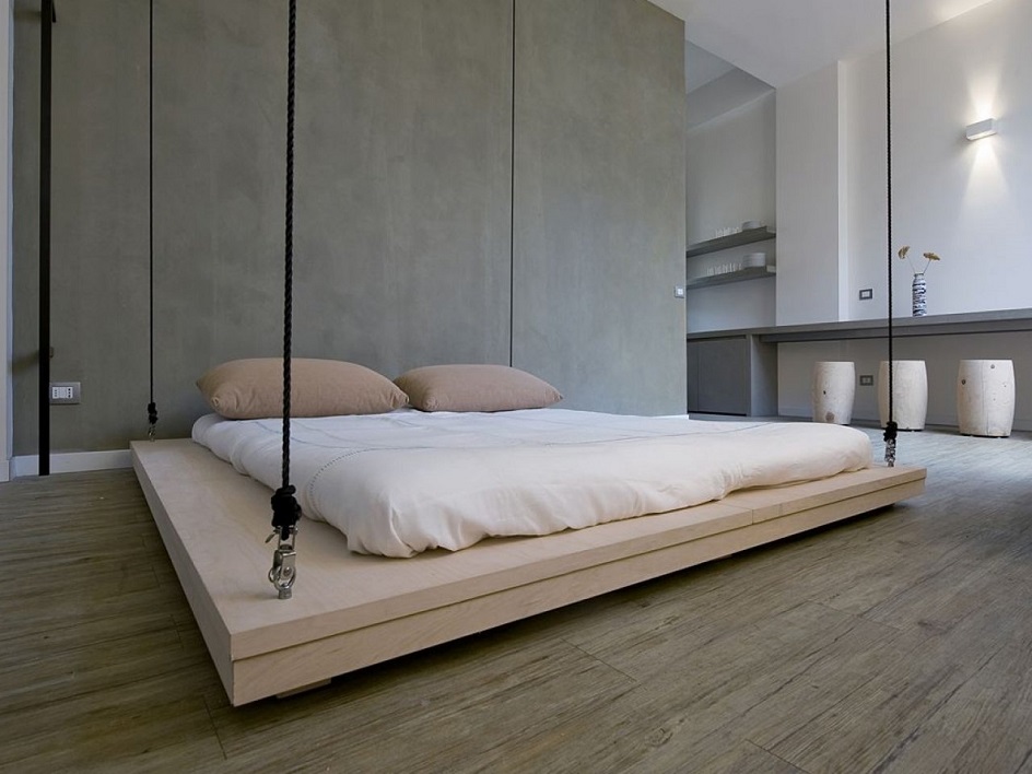 Минимализм. Спальня с просторной двуспальной низкой кроватью в стиле минимализм