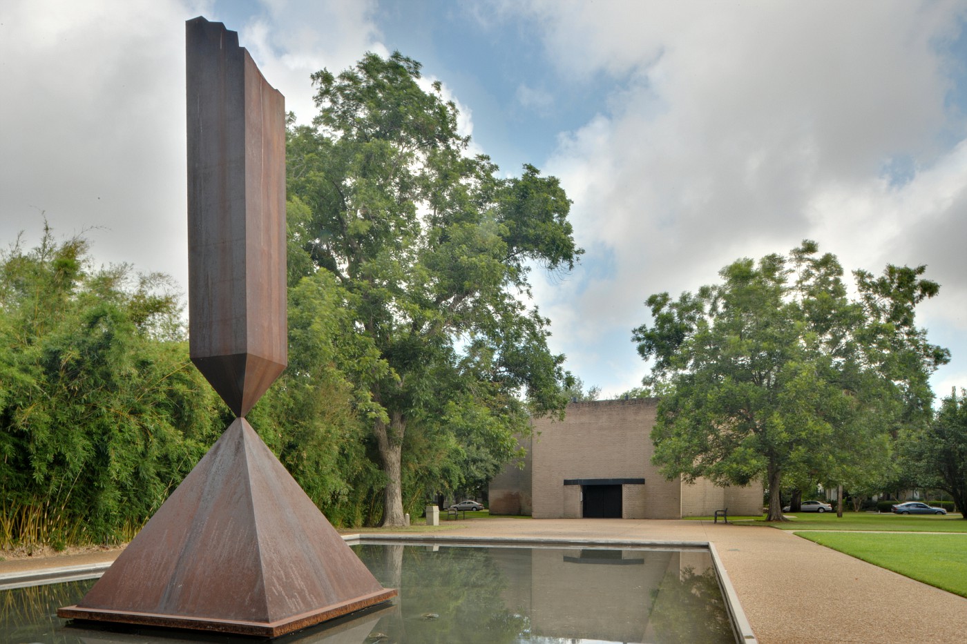 Барнетт Ньюман. Скульптура Broken Obelisk, 1963-1969