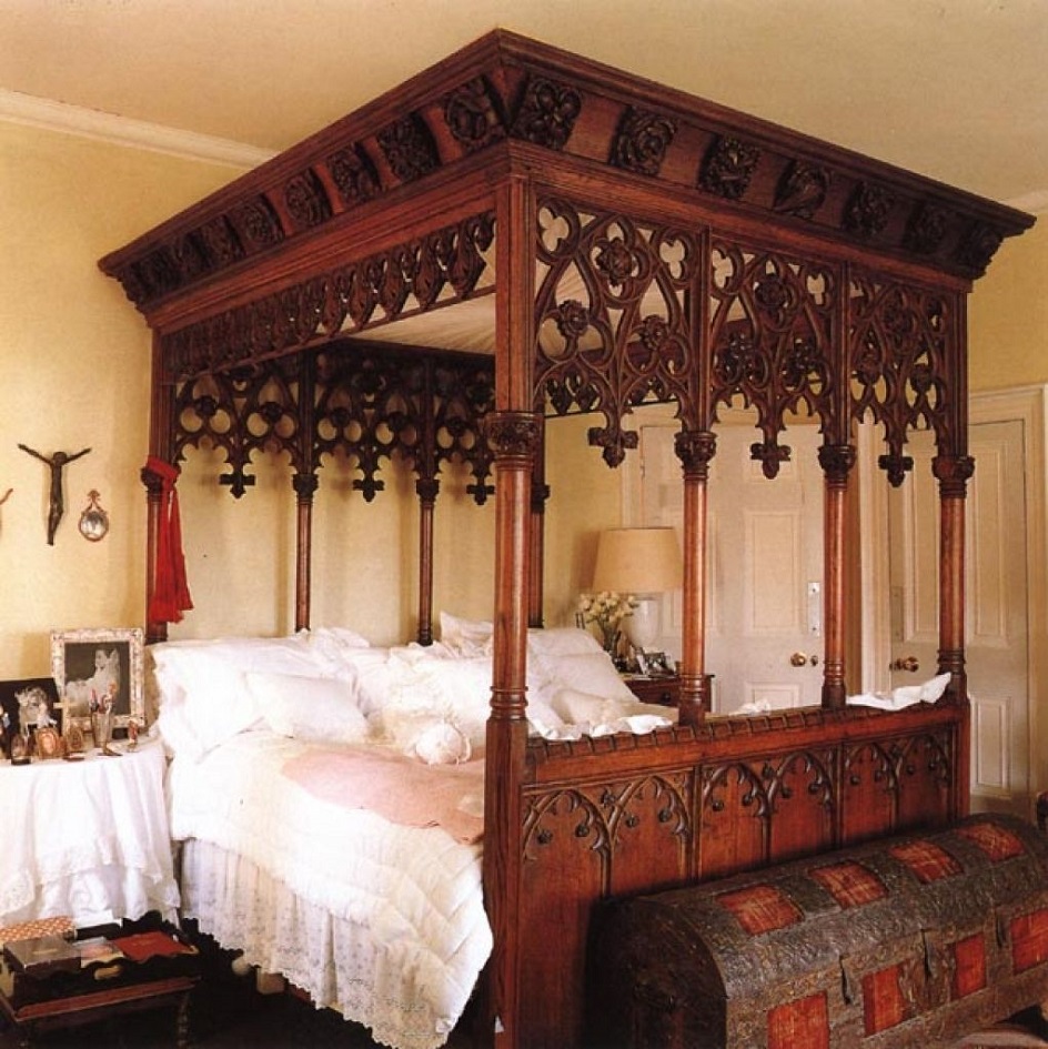 Мебель. Кровать в готическом стиле
