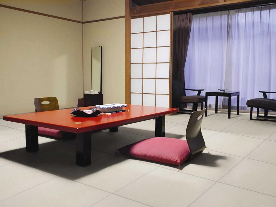 Мебель. Стол со стульями в гостиной в японском стиле