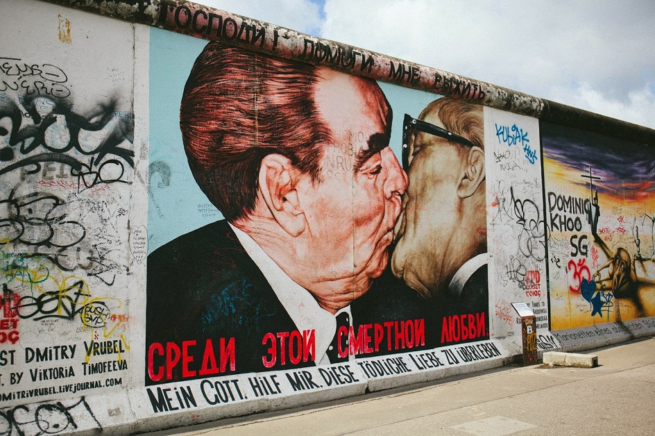 Мурал. Знаменитый мурал на Берлинской стене с поцелуем Брежнева и Хонеккера