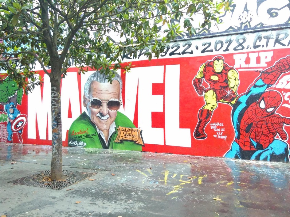 Мурал. Мурал на стене забора на тему комиксов Marvel в Париже