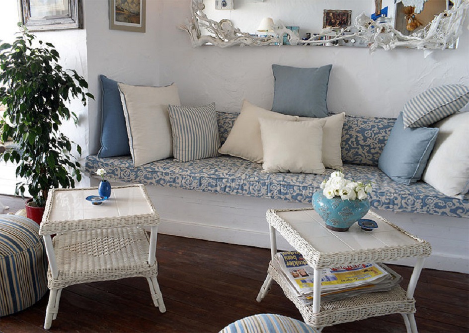 Прованс. Интерьер гостиной с бело-голубым текстилем в стиле прованс