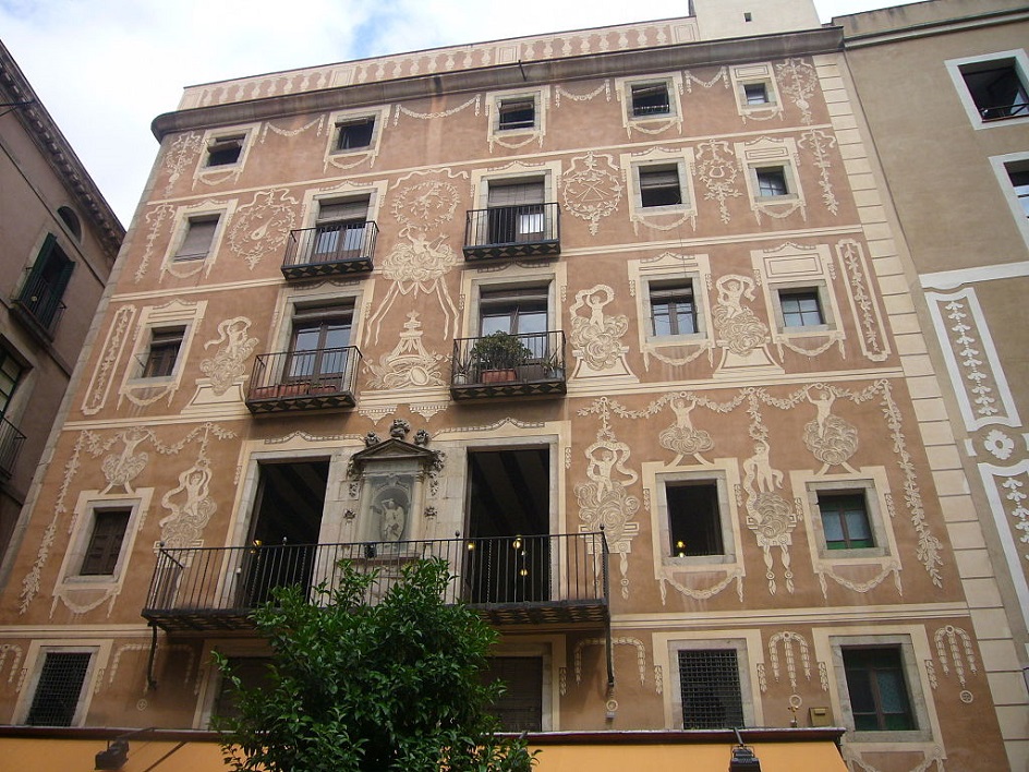 Сграффито. Сграффито на фасаде здания в Барселоне, Испания