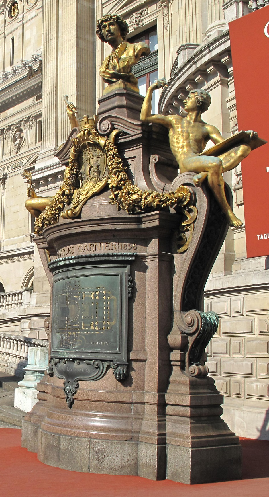 Шарль Гарнье. Памятник Шарлю Гарнье перед входом в Парижскую оперу, 1902