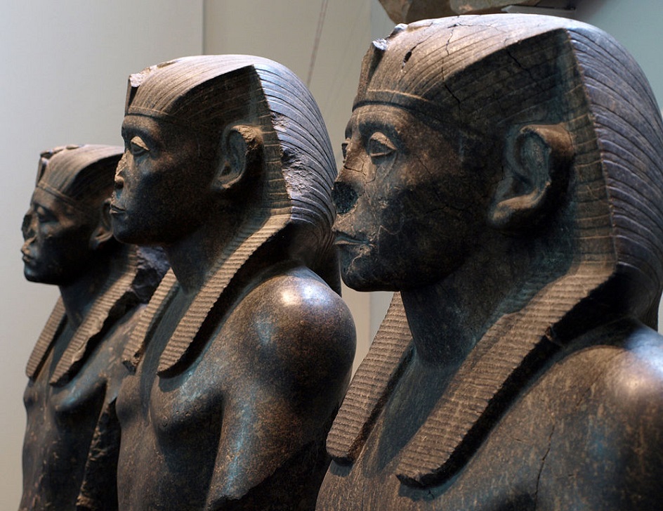 Скульптура. Три гранитных статуи фараона Сенусерта III, XIX век до нашей эры
